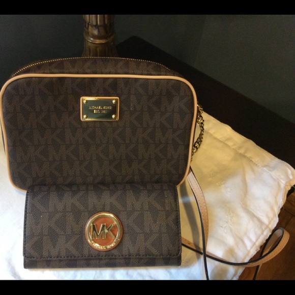 Michael Kors Fulton crossbody & carry all wallet - Picture 3 of 10